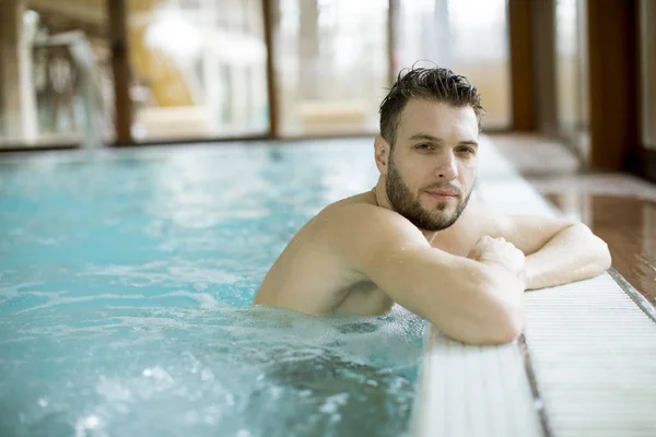 Pohledný Mladý Muž Relaxaci Horké Vaně Lázních — Stock fotografie