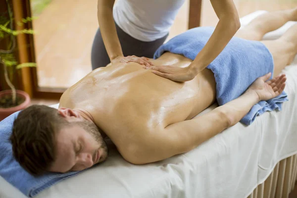 Guapo Joven Teniendo Masaje Relajante Spa — Foto de Stock