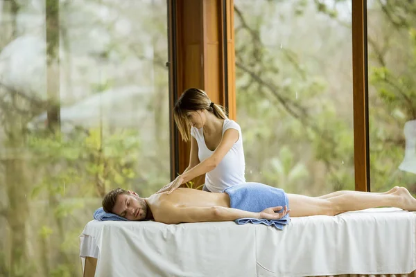 Knappe Jongeman Hebben Ontspannen Massage Spa — Stockfoto