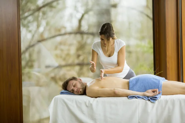 Knappe Jongeman Hebben Ontspannen Massage Spa — Stockfoto