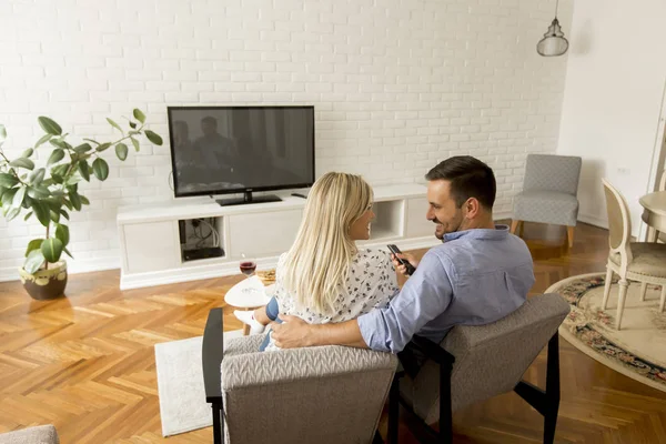 Visão Traseira Casal Assistindo Televisão Sala Estar — Fotografia de Stock