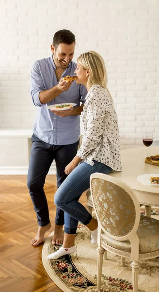 Casal Amoroso Relaxante Casa Comer Pizza Bom Gosto — Fotografia de Stock