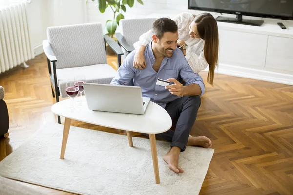 Cheerful Couple Searching Internet Shopping Online Living Room Home — Stock Photo, Image