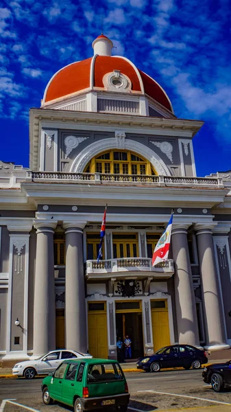 Cienfuegos Kuba Mai 2014 Unbekannte Stehen Palacio Del Gobierno Cienfuegos — Stockfoto