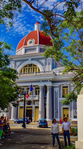 Cienfuegos Kuba Mai 2014 Unbekannte Stehen Palacio Del Gobierno Cienfuegos — Stockfoto