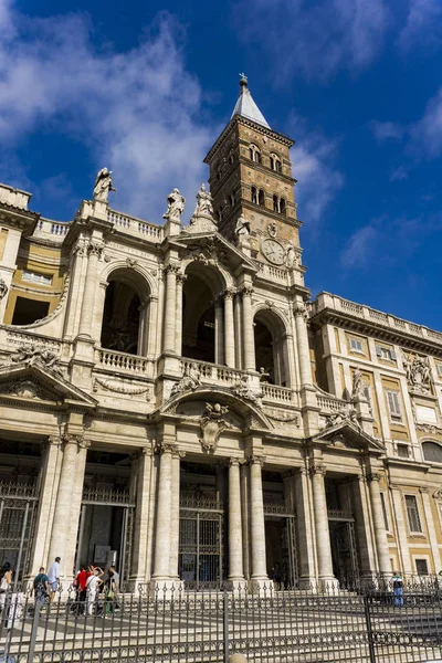 意大利罗马 2018年9月24日 意大利罗马圣母玛利亚大教堂的身份不明的人 这是罗马教皇的主要教堂和最大的天主教玛丽安教堂 — 图库照片