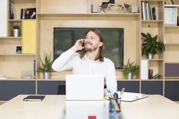 Empresario Sentado Junto Mesa Con Portátil Teléfono Oficina — Foto de Stock