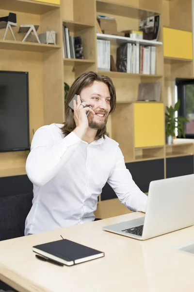 Empresario Sentado Junto Mesa Con Portátil Teléfono Oficina — Foto de Stock