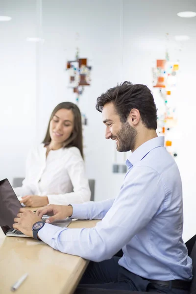 Retrato Dos Empresarios Discutiendo Nuevo Proyecto Oficina Moderna — Foto de Stock