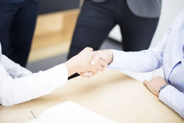 Podnikatelky Takže Zabývat Schůzce Metoda Handshaking Kanceláři — Stock fotografie