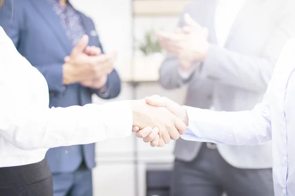 Empresárias Fazendo Acordo Reunião Aperto Mão Escritório — Fotografia de Stock