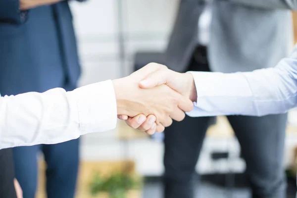 Empresárias Fazendo Acordo Reunião Aperto Mão Escritório — Fotografia de Stock