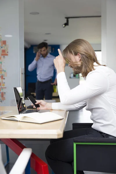 Två Unga Affärsmän Som Arbetar Moderna Kontors — Stockfoto