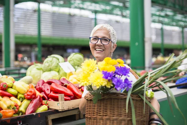 Portret Van Senior Vrouw Kopen Markt Mand Met Bloemen Houden — Stockfoto