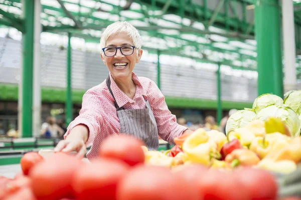 Senior Kvinna Säljer Ekologiska Grönsaker Marknaden — Stockfoto