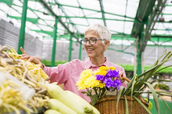 Ritratto Donna Anziana Che Acquista Sul Mercato — Foto Stock