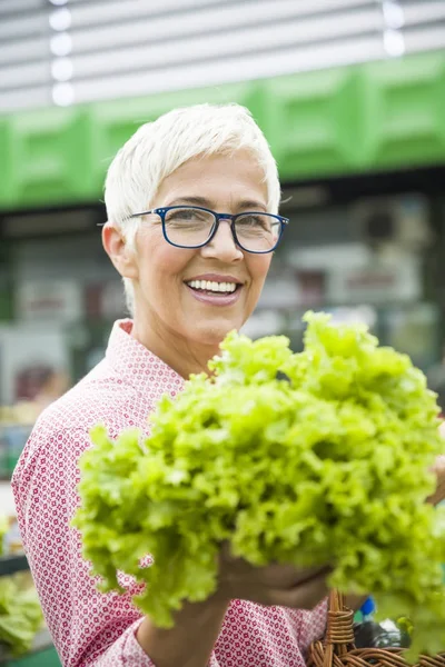 Retrato Mulher Idosa Comprando Vegetais Orgânicos Frescos Mercado — Fotografia de Stock