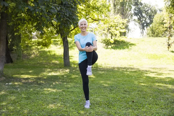 Портрет Пожилой Женщины Выполняющей Упражнения Парке — стоковое фото