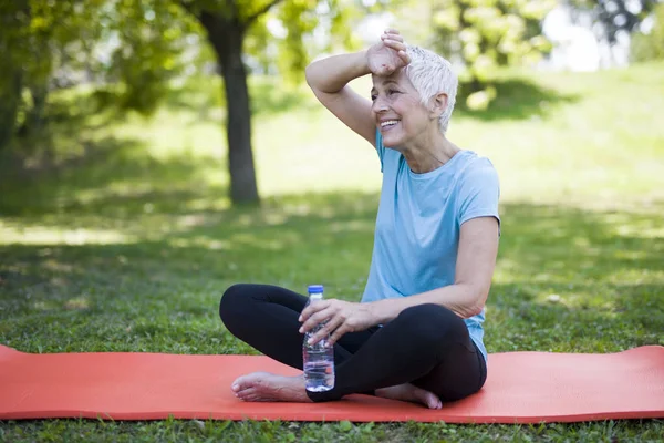 Seniorin Sitzt Und Ruht Nach Training Park — Stockfoto