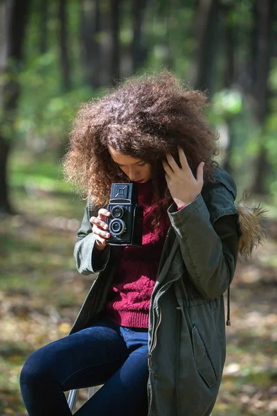 Retrato Menina Adolescente Com Câmera Retro Tirar Fotos Natureza — Fotografia de Stock