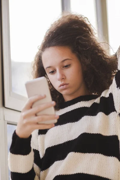 Portret Nastolatkę Przy Użyciu Telefonu Komórkowego — Zdjęcie stockowe