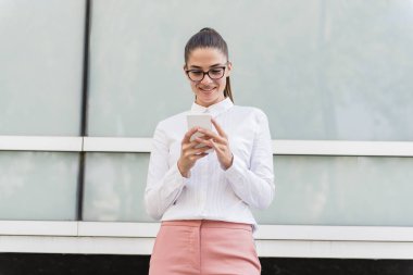 Cep telefonu açık bir kopma kullanarak genç iş kadını portresi