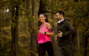 Koşu ve sonbahar doğa çevre egzersiz gençler