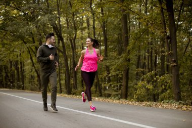 Koşu ve sonbahar doğa çevre egzersiz gençler