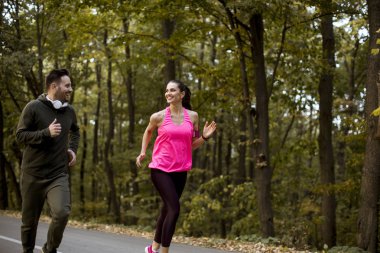 Koşu ve sonbahar doğa çevre egzersiz gençler