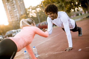 Gülümseyen çok ırklı kaç egzersiz açık yapıyor