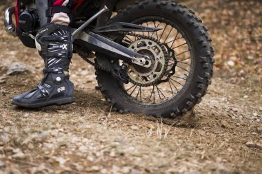 Soko Banja, Sırbistan - 20 Ekim 2018: Tanımlanamayan sürücü Hard Enduro yarış Soko Banja, Sırbistan için. Bu motor offroad yarış Ekim 20-21, 2018 gerçekleşti.