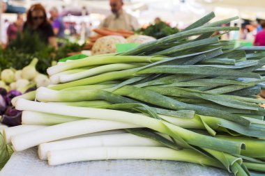 Pazarda pırasa, görünümü kadar kapatın