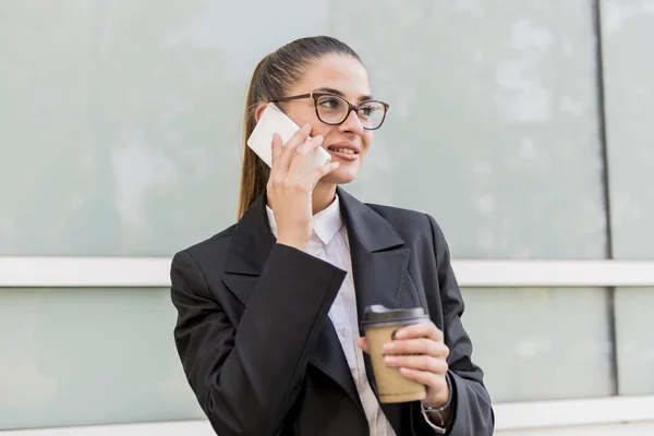 Porträtt Ung Affärskvinna Med Mobiltelefon Och Dricka Kaffe Rast Utomhus — Stockfoto