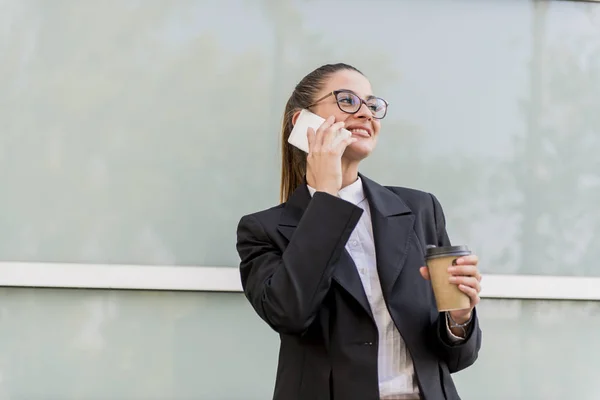 Портрет Молодой Предпринимательницы Использующей Мобильный Телефон Пьющей Кофе Время Перерыва — стоковое фото
