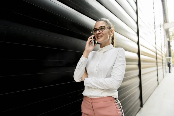 Portret Van Jonge Zakenvrouw Met Behulp Van Mobiele Telefoon Een — Stockfoto