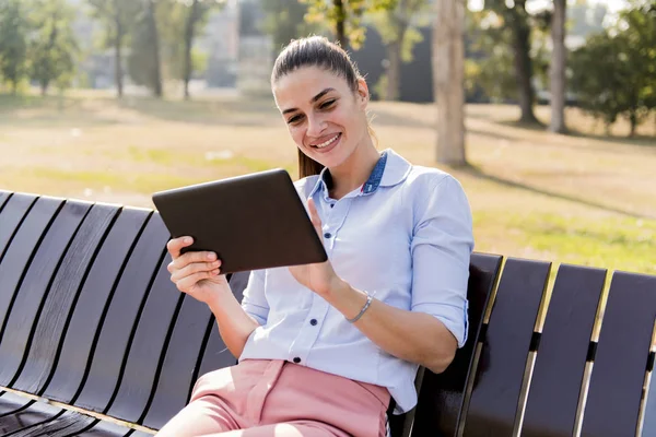 Mooi Meisje Met Behulp Van Tablet Zittend Het Bankje — Stockfoto