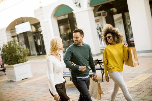 Grupo Jóvenes Amigos Multirraciales Compras Centro Comercial Juntos — Foto de Stock