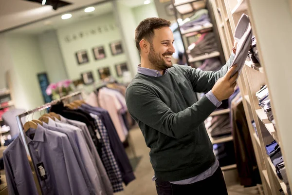 Όμορφος Νεαρός Άνδρας Αγοράζοντας Ρούχα Στο Κατάστημα — Φωτογραφία Αρχείου