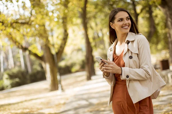 Mujer Joven Feliz Usando Teléfono Celular Parque Otoño Hermoso Día — Foto de Stock