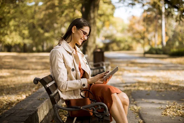 Woman Sitting Bench Park Autumn Weather Using Tablet Checking Social — Stock Photo, Image