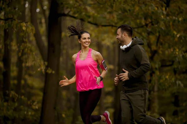 Pareja Joven Trotando Juntos Parque Otoño —  Fotos de Stock