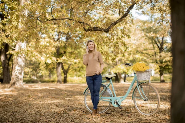 Веселая Молодая Женщина Велосипедом Смартфоне Осеннем Парке — стоковое фото