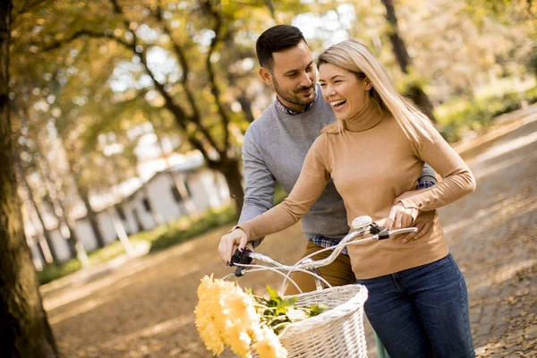 Ativo Jovem Casal Desfrutando Juntos Passeio Romântico Com Bicicleta Parque — Fotografia de Stock