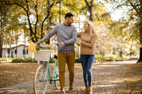 Aktiva Unga Par Njuter Tillsammans Romantisk Promenad Med Cykel Gyllene — Stockfoto