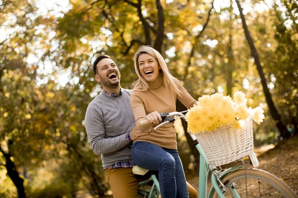 活跃的年轻夫妇一起享受骑自行车在金秋公园 — 图库照片