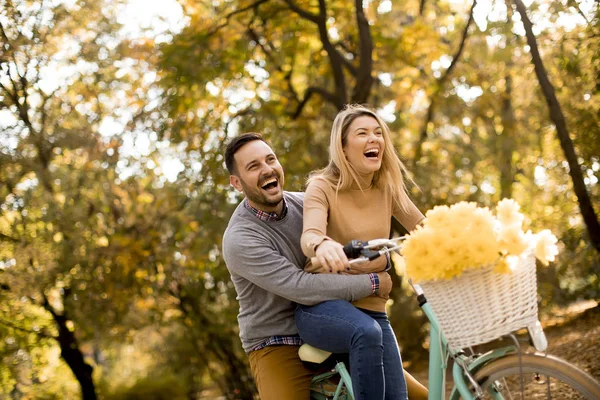 Aktif Genç Çift Birlikte Altın Sonbahar Park Binicilik Bisiklet Içinde — Stok fotoğraf
