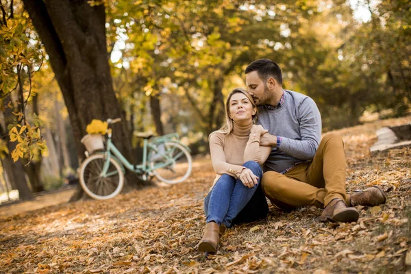 Alegre Jovem Casal Sentado Chão Parque Outono — Fotografia de Stock