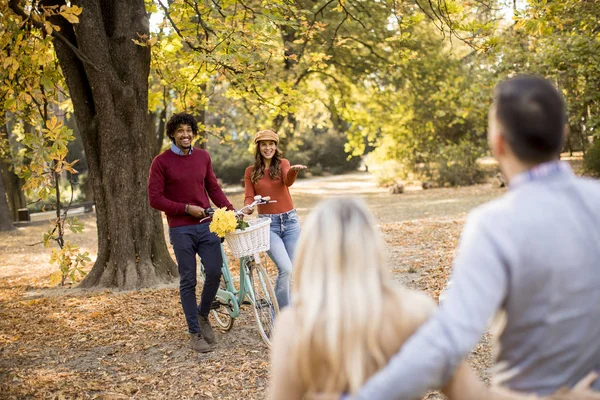 Giovani Multietnici Che Camminano Nel Parco Autunnale Divertono — Foto Stock