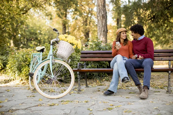 Multiratial Älskande Par Sitta Bänken Höst Stadsparken — Stockfoto