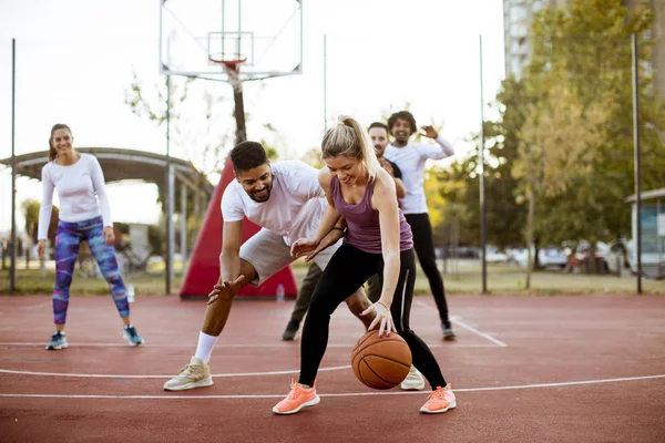 Группа Мультирасовых Молодых Людей Играющих Баскетбол Площадке Открытом Воздухе — стоковое фото